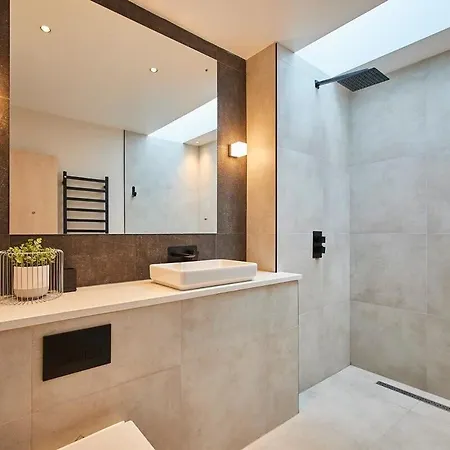 Sleeper - Sleeps 8 * Scarborough