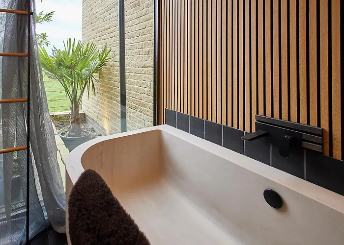 Sleeper - Sleeps 8 *