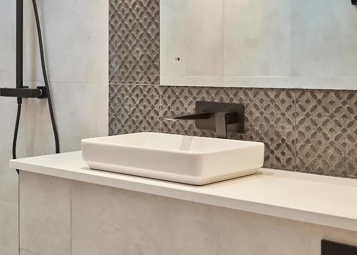 Sleeper - Sleeps 8 *