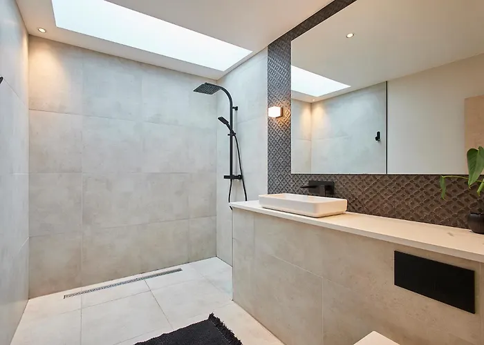 Sleeper - Sleeps 8 Scarborough